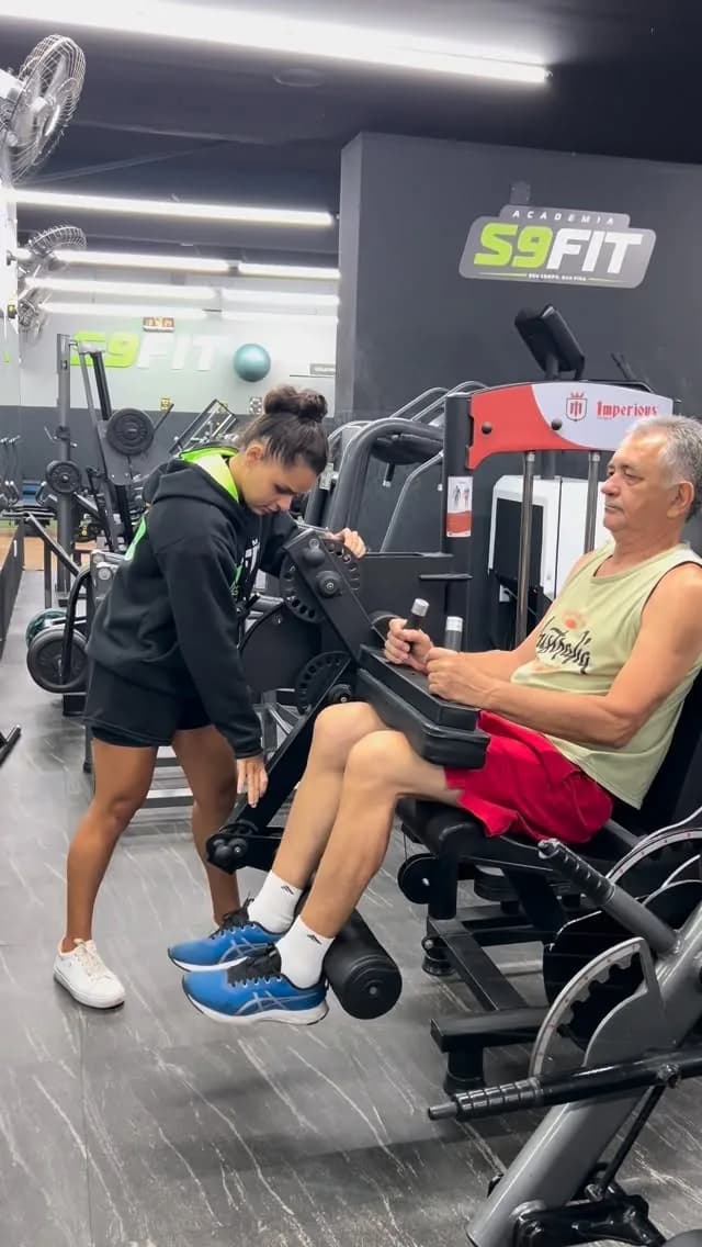 Capa educativa listando beneficios da musculacao com orientacao e regularidade, como fortalecimento, disposicao e saude ossea.